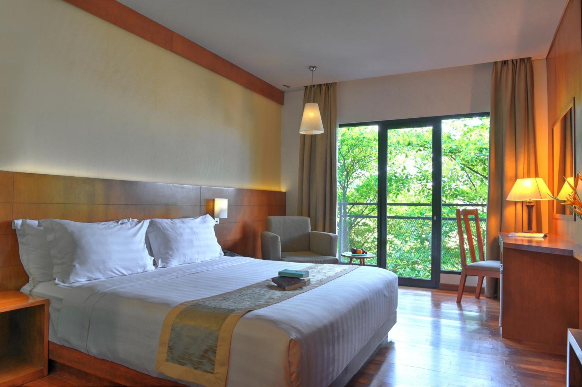 Oak Tree Emerald Hotel & Coventions Semarang Kültér fotó